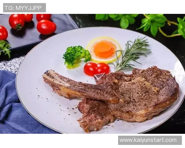 亚当斯如野兽般光脚漫步手持牛排展现原始魅力