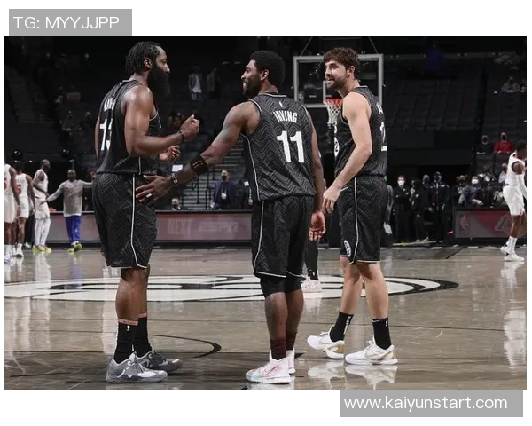 兰德尔娇妻现身主场为老公助威身材保持完美紫色大衣引人注目 兰德尔娇妻现身主场为老公助威身材保持完美紫色大衣引人注目